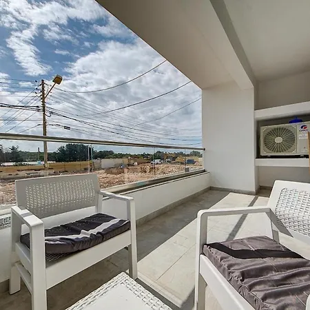 Lejlighed Spacious 3br With Terrace In Charming By 360 Estates
