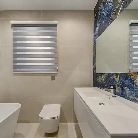 Spacious 3br With Terrace In Charming By 360 Estates Lejlighed