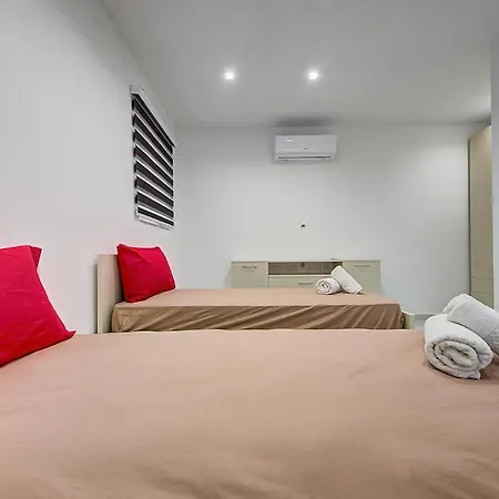 Lejlighed Spacious 3br With Terrace In Charming By 360 Estates *