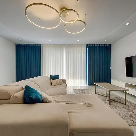 Lejlighed Spacious 3br With Terrace In Charming By 360 Estates