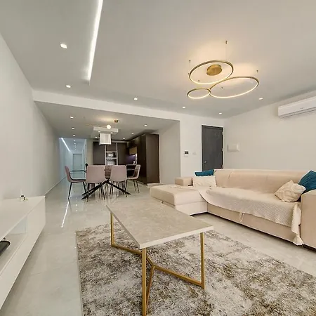 Lejlighed Spacious 3br With Terrace In Charming By 360 Estates *