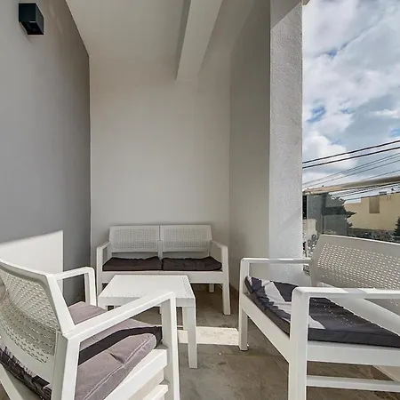 Spacious 3br With Terrace In Charming By 360 Estates شقة